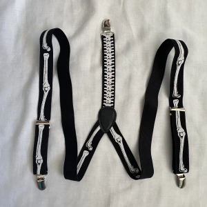 Set 2st hängslen - Köpta för billigt pris och säljer för billigare, ett pack med två stycken hängslen som bara har använts någon gång för halloween eller Pride! Skick 10/10