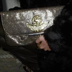 Guld/brun glittrig axelväska - Stellic Design 🌟 Guld/Brun gittrig axelväska 🤎 Stick: Mycket bra!  Vid köp så kan vi även sätta på en guldkedja/silverkedja vid behov:)