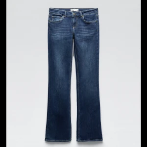 Low waist jeans - Lågmidjade bootcut jeans från zara köpta för något år sedan. Små defekter längst ner (de bild 2 och 3) men ingenting som märks på. 