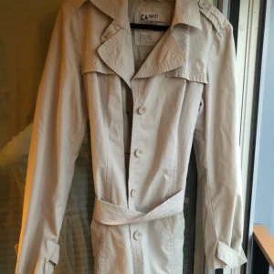 Beige trenchcoat 🤍 - En vintage Esprit trenchcoat som är i nyskick. Otroligt populär och fin. Säljer då den är för liten för mig🥲🤍 skriv för fler bilder! 