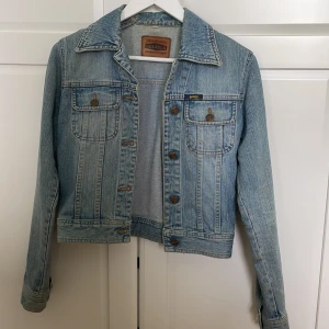 Jeansjacka - Säljer min ljusblå vintage jeansjacka med bruna knappar som tyvärr är för liten för mig nu. Bra skick (pris kan diskuteras)