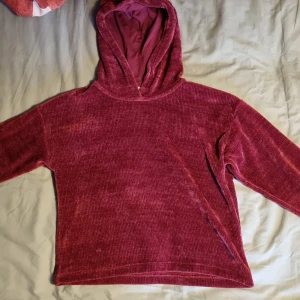 Vinröd hoodie - Säljer denna vinröda hoodien i väldigt mjukt material (bild 1 o 2). Den är i storlek 134-140 från Lindex barnavdelning. Kontakta vid frågor eller liknande. 🤗 Kan tänka mig att sänka pris vid snabb affär. 💕
