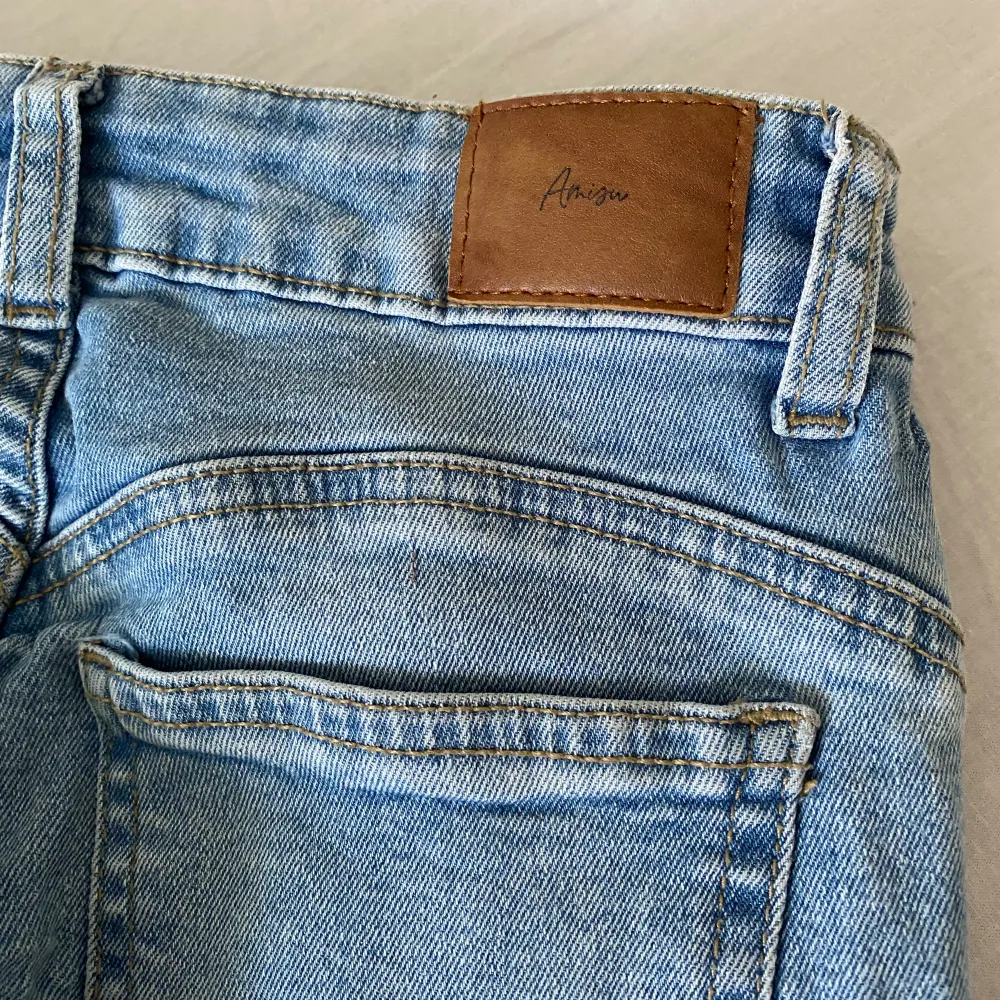 Jätte snygga bootcut jeans som inte används längre 💕mid waist  Skriv om ni vill veta fler mått . Jeans & Byxor.