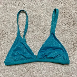 Bikiniöverdel - Glittrig bikiniöverdel, väldigt fin! Står att det är storlek M men jag skulle säga att det är XS. 