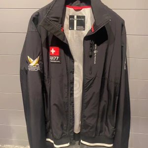 Sail Racing Jacka - Hej, säljer min Sail racing jacka då den inte blir använd längre. Storlek XXL. Vid frågor eller funderingar hör av er. 