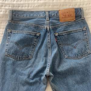 Straight leg levis jeans storlek 27/32. Low/mid rise. använt men fortfarande bra skick! 💛