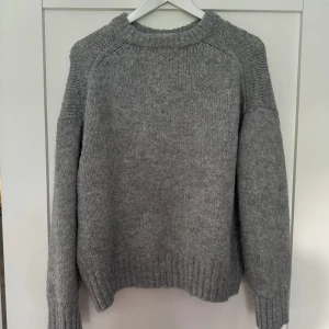Stickad tröja - Super fin stickad tröja från zara💖 använd fåtal gånger så bra skick!! Priset går att diskutera💖