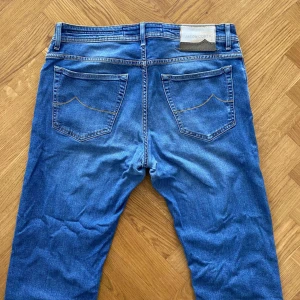 Jacob Cohen jeans - Sjukt snygga Jacob Cohën jeans i storlek 33. Väldigt fint skick utan slitage, dock är tagen lite sliten som man ser på andra bilden. Nypris ca. 5000kr. Hör gärna av dig vid frågor eller funderingar// Classy Closet 
