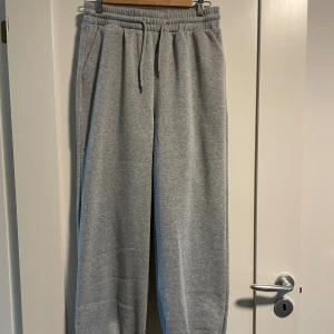 Grå mjukis set  - Storlek M Oanvända  