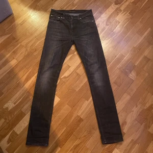 Nudie Jeans - Tjenna, säljer mina nudie jeans i top skick, jeansen är i size W28 L32 fast har krympt till typ 160-164 i barn storlekar. Tveka inte innan du hör av dig, priset kan alltid diskuteras.