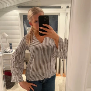 Randig blus - Superfin blus med volangärmar🙂
