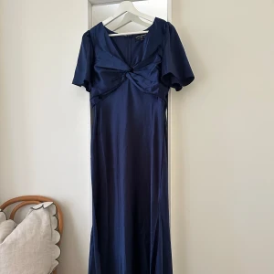 Bal/brudtärneklänning - Vacker klänning till bal eller liknande. Använd en kväll i mycket fint skick. Storlek 40, från Little Mistress inköpt på Asos. Slutsåld 