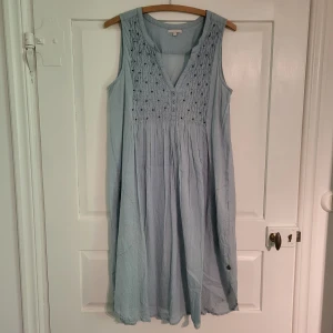 Ljusblå/turkos klänning - Klänningen är i fint skick. Storlek s men passar också m. Den är väldigt flowig. Den är också lite genomskinlig.