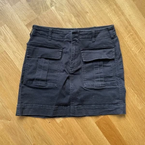 Svart cargo kjol - Svart cargo kjol, varit en stor favorit i min garderob💕