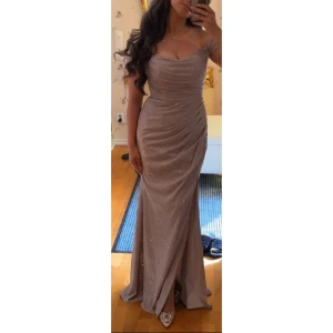 Fest klänning  - Nästan ny festklänning från Dressroom Linne. Använd 1 gång i nej ges timmar. Strl:36 