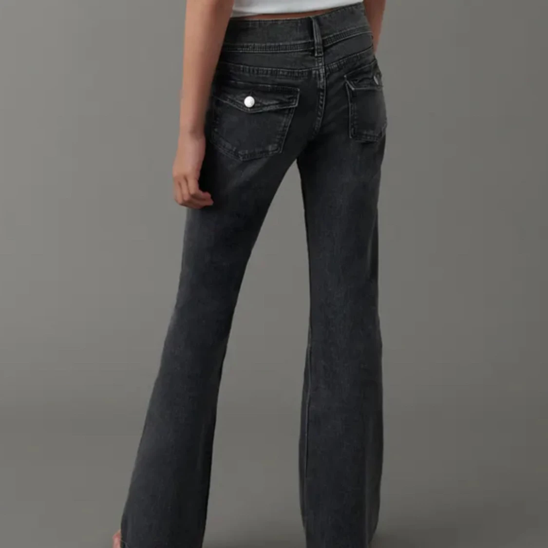Mörkgrå flare pocket jeans