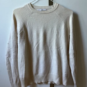 Stickad krämvit tröja - Stickad tröja i krämvit