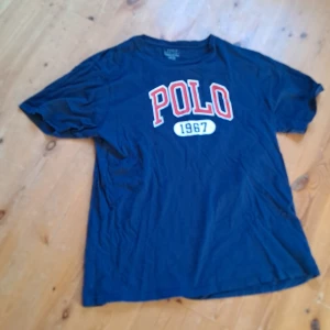 T-shirt  - Knappt använd 