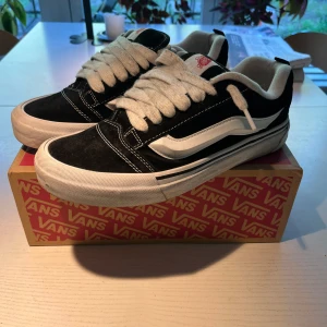 Vans Knu Skool - Ett par Vans Knu Skool i mycket bra skick (lite smutsiga på sulan men kan säkert tvättas). Storlek 43. Box medföljer (slitning på toppen). Skriv privat vid frågor!
