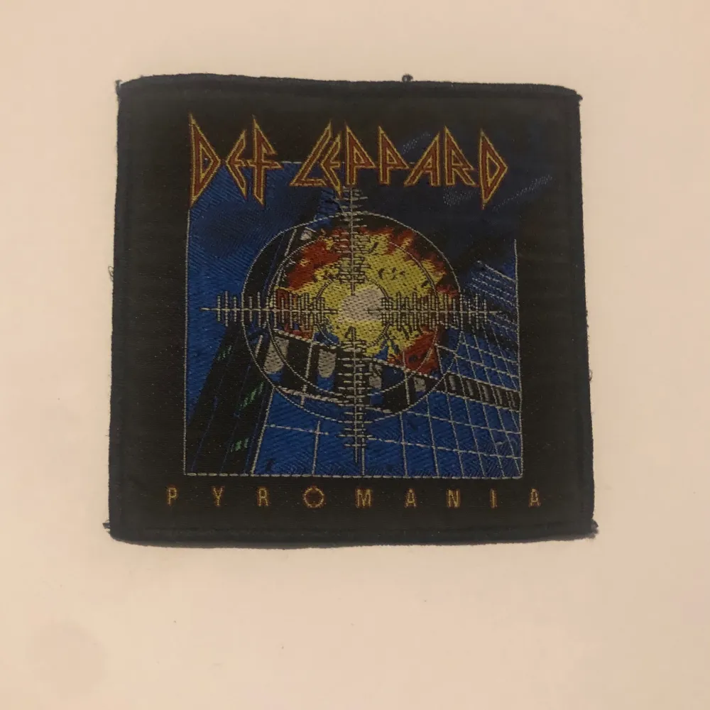 Def leppard patch, inga defekter förutom ett litet hål längst upp men det syns knappt! . Övrigt.