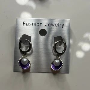 Snäck-örhängen  - Silver örhängen med snäckor. Dessa är hemgjorda och ej använda 💕💕🫶 (JAG STÅR FÖR FRAKT ❤️)