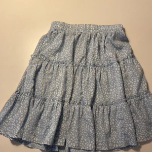 Blå kjol - Fin ljus blå kjol, storleken är xs-m. Midjan är väldigt stretchig så man kan ha på sig den om man har en större storlek än xs. Inga defekter💕
