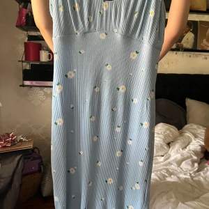 Blommig klänning från Bershka - Använd fåtal gånger. 