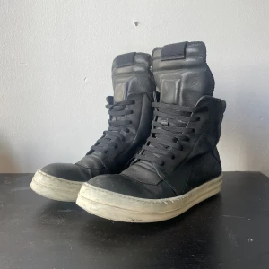 Rick owens Geobaskets.  - black on black geos. KVITTO från vestiaire finns (med authentication). eu43. inga konstigheter. dem har blivit lagade lite då o då. bl.a har jag lämnat in dem för att sulan lotsnat. (proffesionellt lagat). annars inga konstigheter