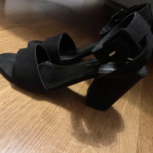 Klackskor - Mocka material, storlek 36 men passar en 37a 