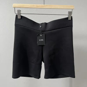Biker shorts LXA - Svarta cykelbyxor/korta träningstights från Linn Ahlborgs märke LXA. Aldrig använda och med prislappen kvar. 