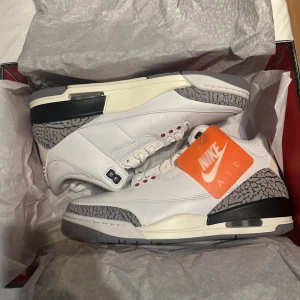 Air jordan 3 retro - Säljer dessa air Jordan 3, aldrig använda , köpta på SNS 2023 releasen , köpta online så finns online kvitto,låda medföljer