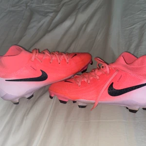 Rosa Fotbollskor Phantom  - Använt endast en gång. Säljer pågrund av att de var för små för mig men funkar annars helt perfekt. Köpte för 2000 men säljer för 1800