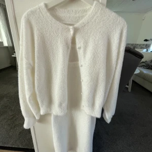 Vit mjuk kofta+klänning - Hej! Denna artikel är en oanvänd kofta+klänning. Storleken är 38/M och är true too size. Väldigt fin och inte genomskilning. Det går även om du vill att köpa koftan eller klänningen separat.  Och då kommer vi överens om ett lagom pris (Går att pruta)