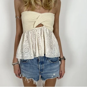 VIT STICKAD TUBTOPP - Storlek: S Supersöt stickat bandeu topp. Passar perfekt till allt under sommaren!💜🩵 