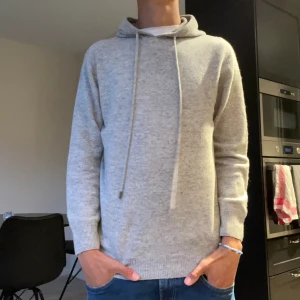 Stickad tröja  - Säljer en riktigt snygg Merino ull tröja från Fratelli clothing skick 9/10 använd typ 3-4 ggr hör av dig om du har några frågor eller funderingar! Pris kan diskuteras vid snabb affär!🤩🤝