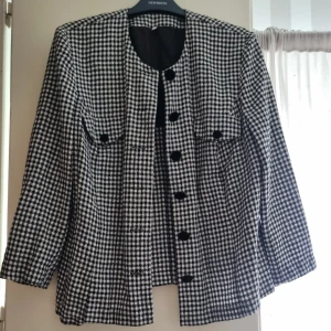 Svartvit skjorta  - Jätte fin tunn svartvit skjorta med svarta knappar och små fickor som tyvärr inte längre kommer till användning. Vet inte vilket märke som denna skjorta kommer ifrån och vilken storlek som den har är lite oklart men det känns som M. 