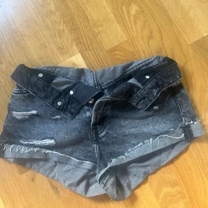 Jeans shorts  - Snygga svarta jeansshorts med hål💓  De är högmidjade men själv brukar jag vika ner de som man kan se på bilden och då blir de lågmidjade 💓  Storleken är 36 och de är knappt använda !