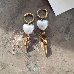 Ett par örhängen  - Fina örhängen:ett långt och ett kort örhänge  Pris:250