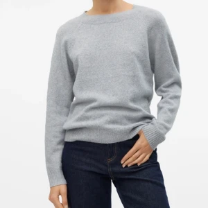 Stickad tröja  -  stickad tröja från vero Moda, lite tecken på användning men ingenting som syns.  