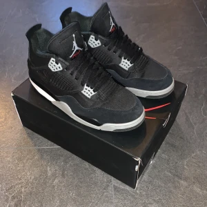 Ait Jordan 4 Retro Black Canvas - Bra skick Air Jordan 4 Retro Black Canvas i storlek 45