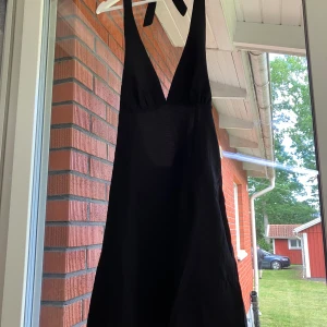 Halterneck klänning  - Storlek 40