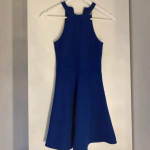 Kort mörkblå klänning från H&M 💙💙