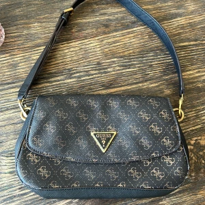 Guess väska  - Lite sliten 