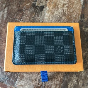 Louis Vuitton korthållare - Riktigt schysst card holder från LV. I bra skick. Bara att höra av er vid flera frågor🙌 
