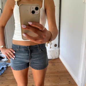 Lågmidjade vintage shorts  - Lågmidjade vintage shorts  Jag på bilden är 170cm.  Midjemåttet: 37cm (rätt över )  Längd: 26cm Inga defekter 💕 använd dig utav köp nu🫶