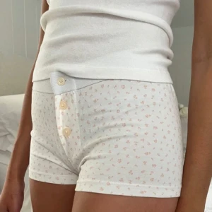 Brandy Melville short - Söta ”Shorts” från brandy Melville. Aldrig använda så i nyskick😌som man ser på sista bilden står det 27 så jag antar att det är storleken men skulle säga att de sitter som xs kanske s. Första bilden är från hemsidan! Resten är mina🫶