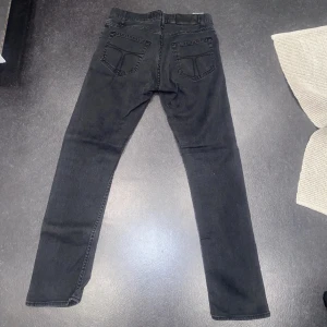 Tiger of Sweden jeans - Slim jeans. Modellen heter pistolero  W29 L32  Dem är i nyskick 10/10 och har inte används så mycket. Dem är mörkgråa/svarta