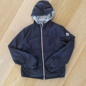 Vindjacka Moncler 10 år - Superfin vindjacka från Moncler som tyvärr är för liten. 