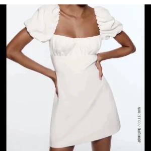 Vit klänning - Vit klänning från zara med öppen rygg