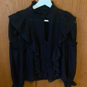 Spets tröja - En jätte fin svart spets blus ifrån bik bok, jätte bra skick och tyg. aldrig används. Säljer för att det inte är min stil.